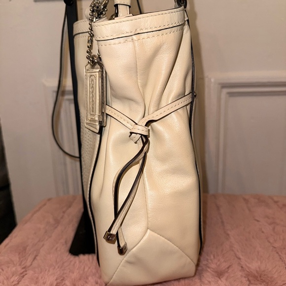 Coach (2012) Audrey White Leather Drawstring Two Way Shoulder Bag - Picture 10 of 12